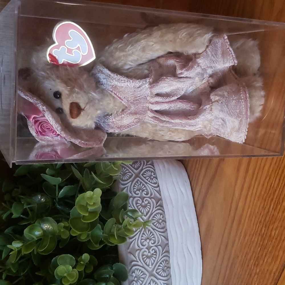 🔥2 / $20🔥GIRLY GIRL BEAR "DARLENE" WITH DISPLAY CASE - Picture 1 of 5